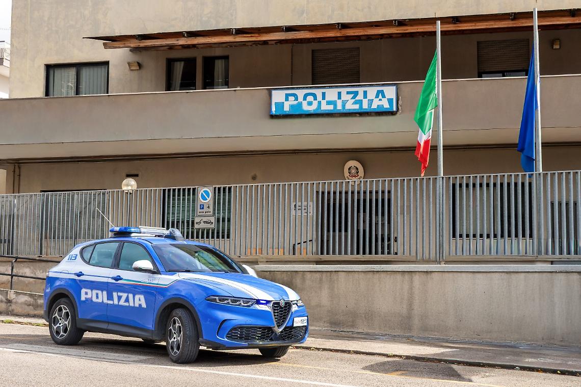 Tenta il suicidio ingerendo medicinali, salvato dall'intervento della Polizia di Stato