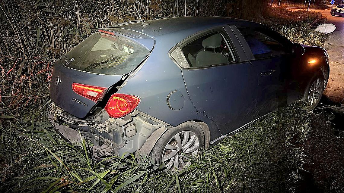 Folle fuga dei ladri, si scontrano con un'altra auto e scappano a piedi