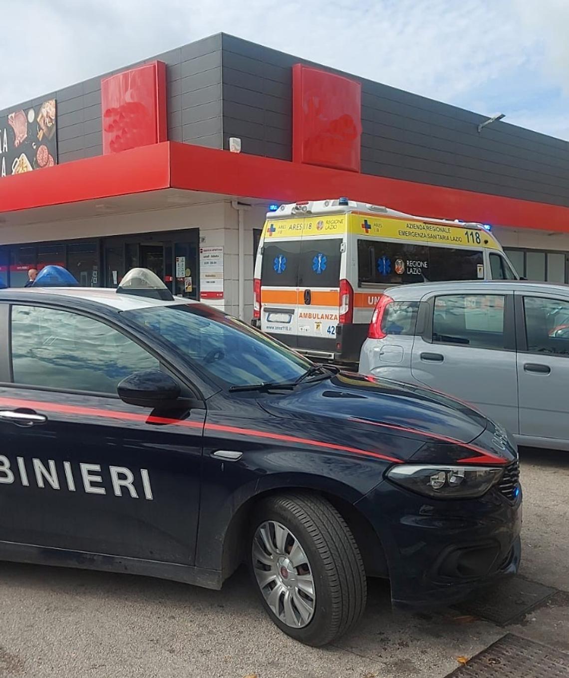 Aprilia, ruba birra al supermercato e aggredisce vigilante e direttore: arrestato 56enne