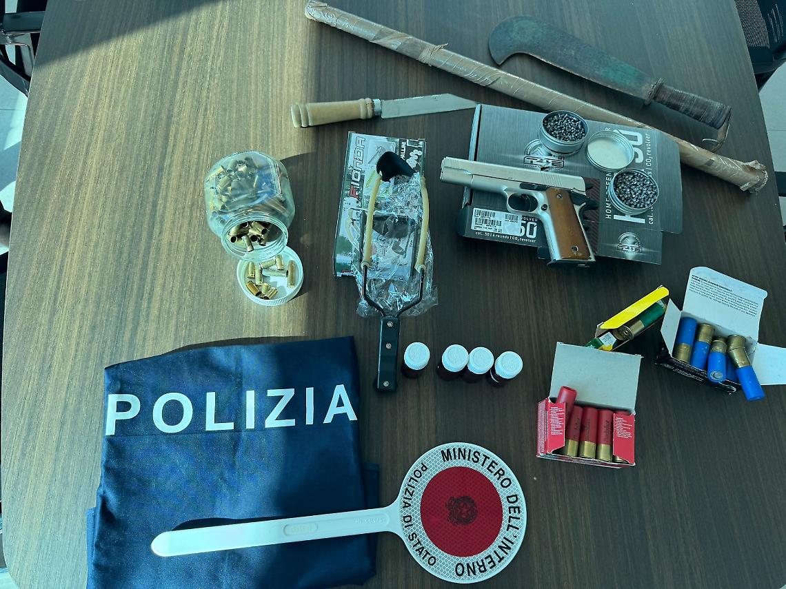 Armi, munizioni e metadone in casa: nei guai un uomo di Aprilia