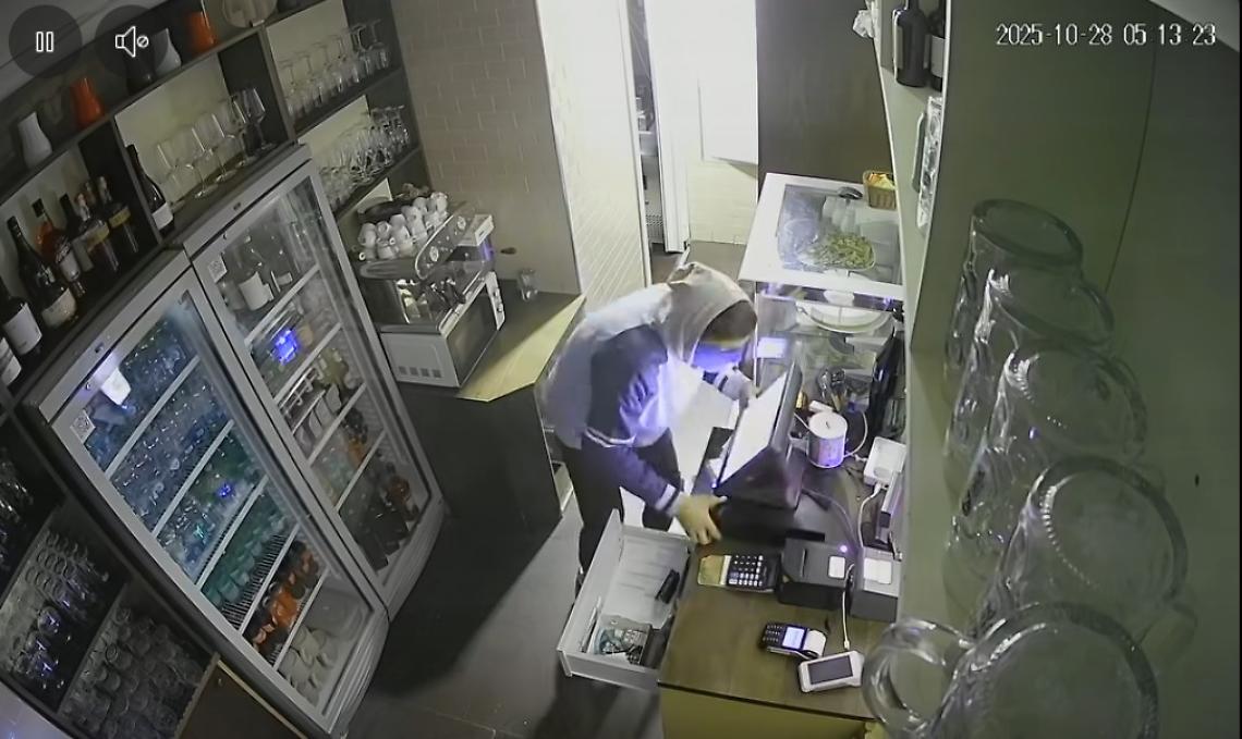 Furto notturno alla Pucceria Pontina, il ladro ripreso dalle telecamere
