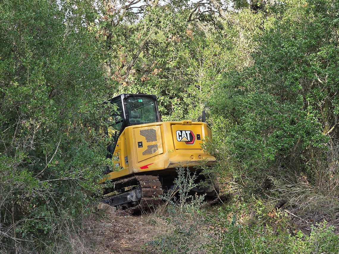 Escavatore rubato ritrovato in un bosco di Aprilia