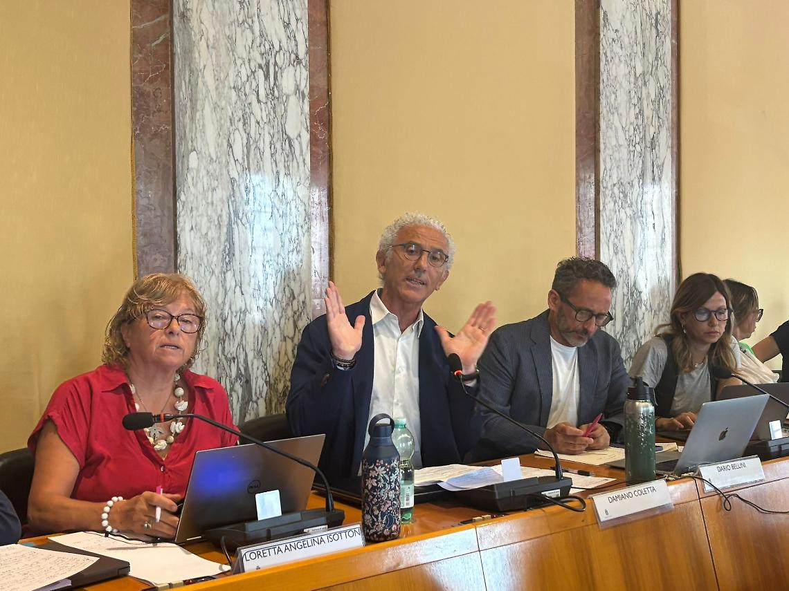 Abc, il parere legale boccia il taglio di 500mila euro. Lbc all'attacco