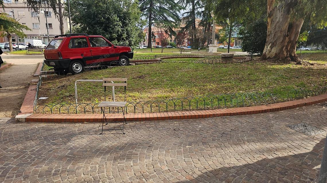 Scontro all'incrocio, una delle auto finisce nelle aiuole