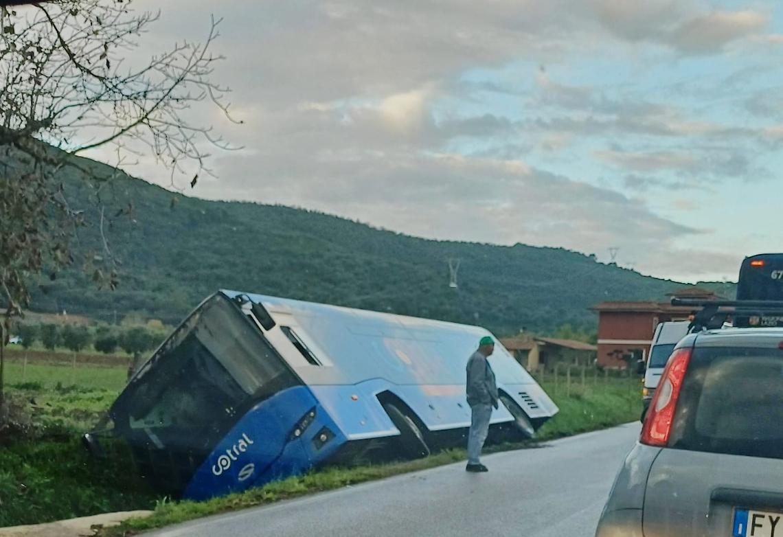 Priverno, bus Cotral nel fossato per evitare un auto