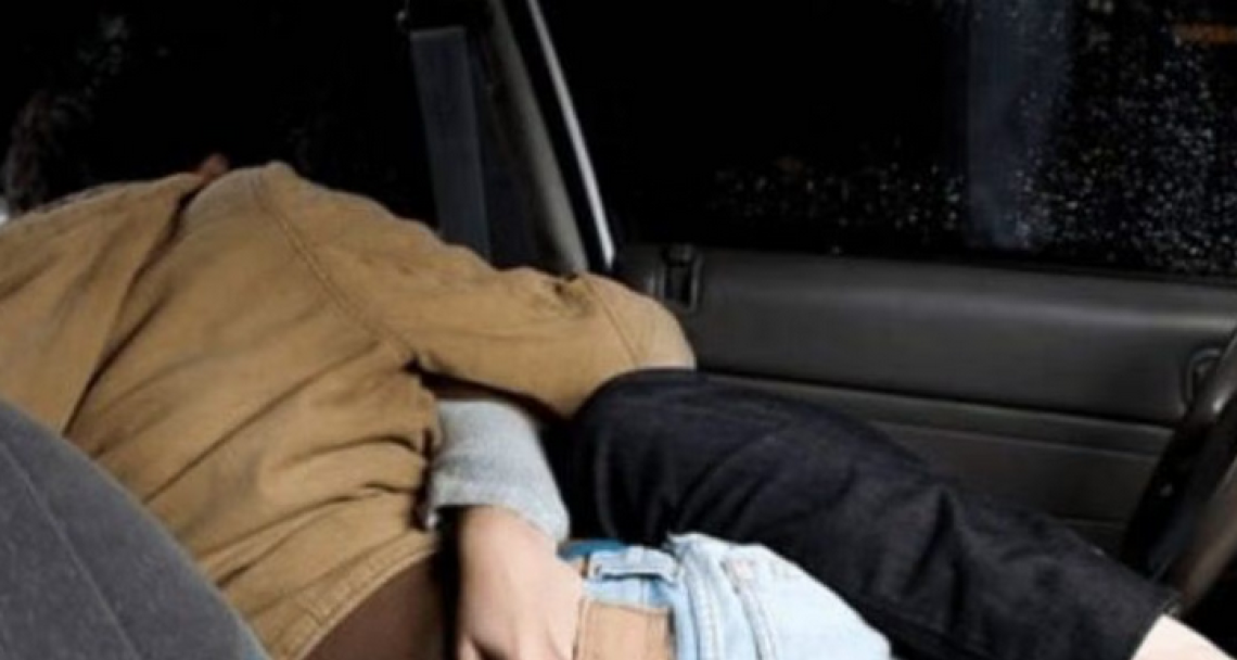 Scopre il marito 80enne a far sesso in auto con una ragazza: audio virale su Whatsapp