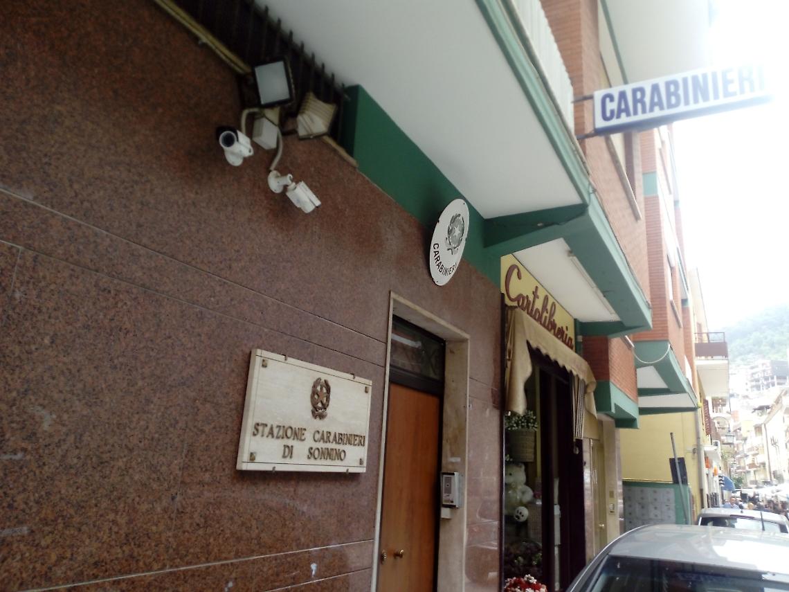 Minaccia la madre e la sorella con una pistola scacciacani, arrestato un 32enne