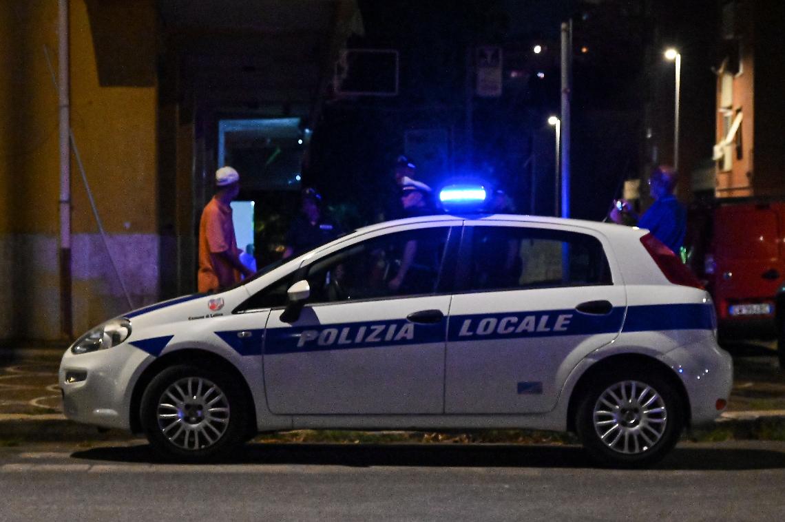 Tensione in via Garigliano:  danni a un'auto, arriva la Polizia Locale