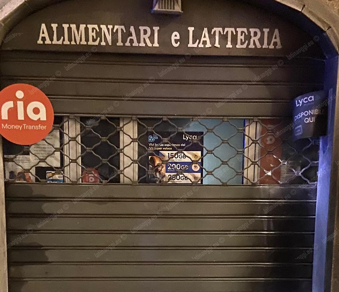 Fiamme nella notte davanti al negozio etnico