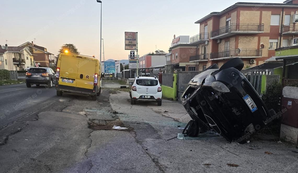 Incidente sulla Nettunense, la Lancia Ypsilon si ribalta dopo lo scontro