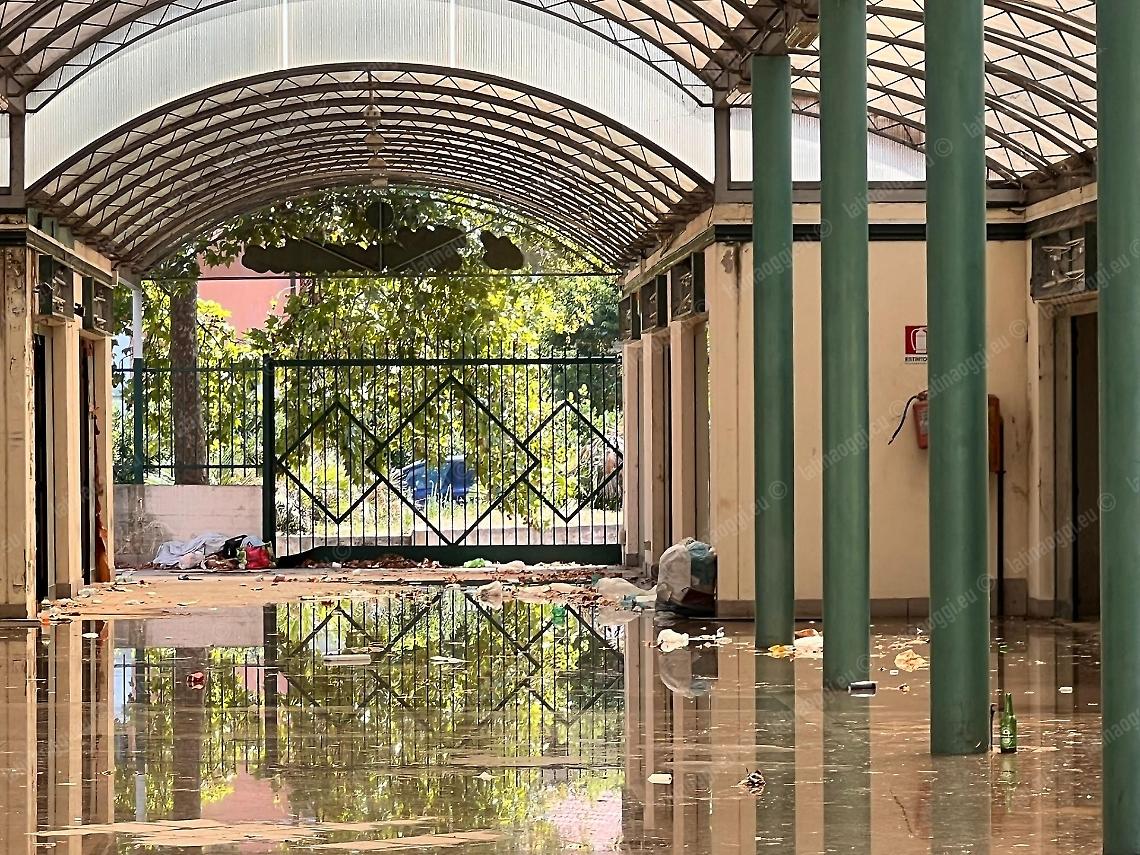 Ferito alla mano da un petardo, è uno degli abusivi dell'ex Mercatino di via Verdi