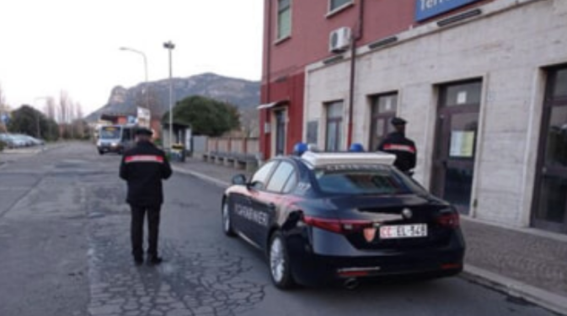 Terracina, dà fuoco a un locale alla stazione e aggredisce i Carabinieri: arrestato 22enne
