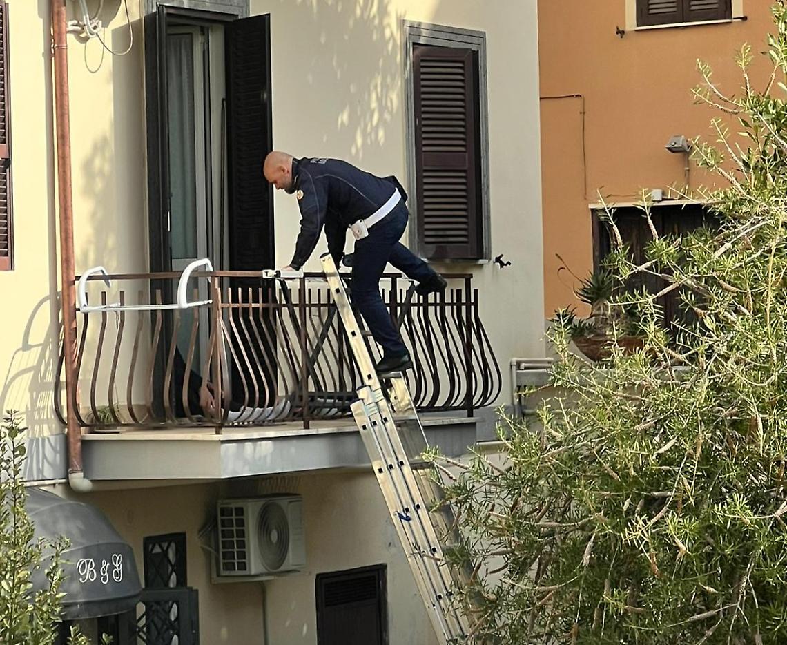 Anziana colta da un malore cade dal balcone, salvata dalla Polizia Locale