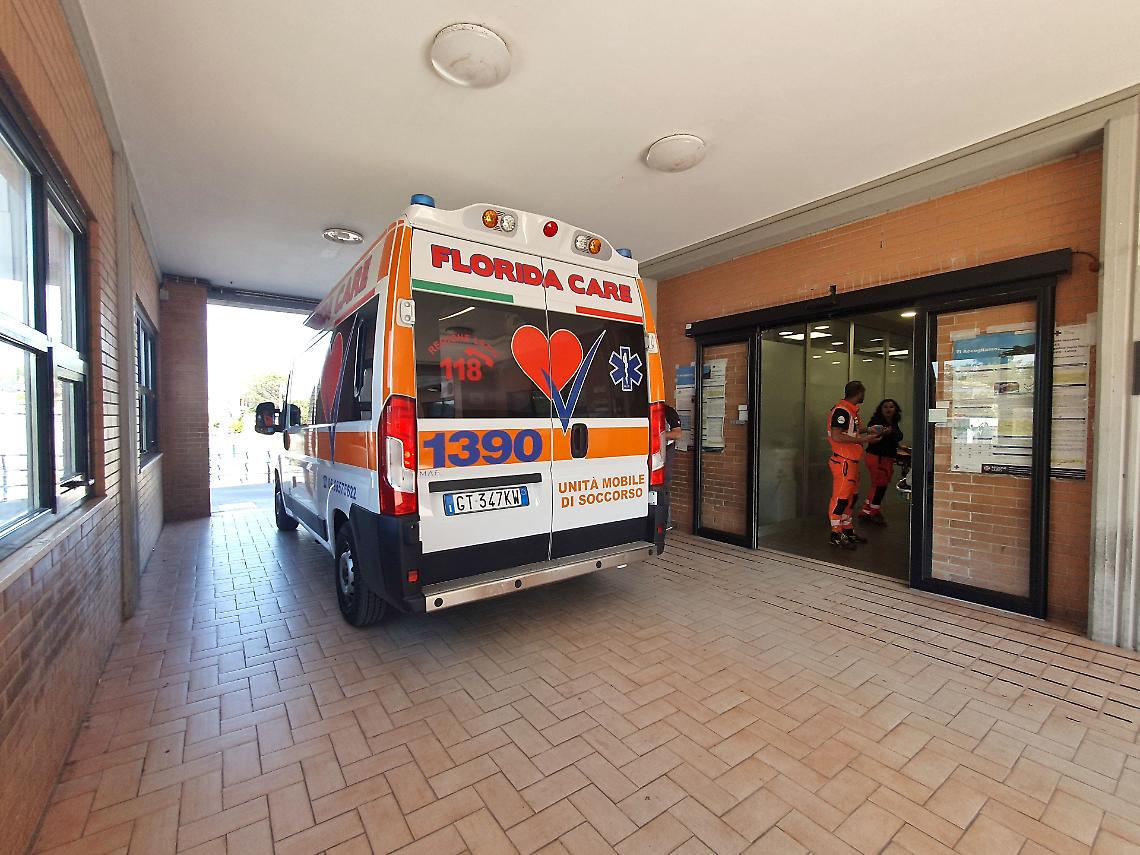 Operaio ferito da una scheggia di vetro, soccorso in azienda