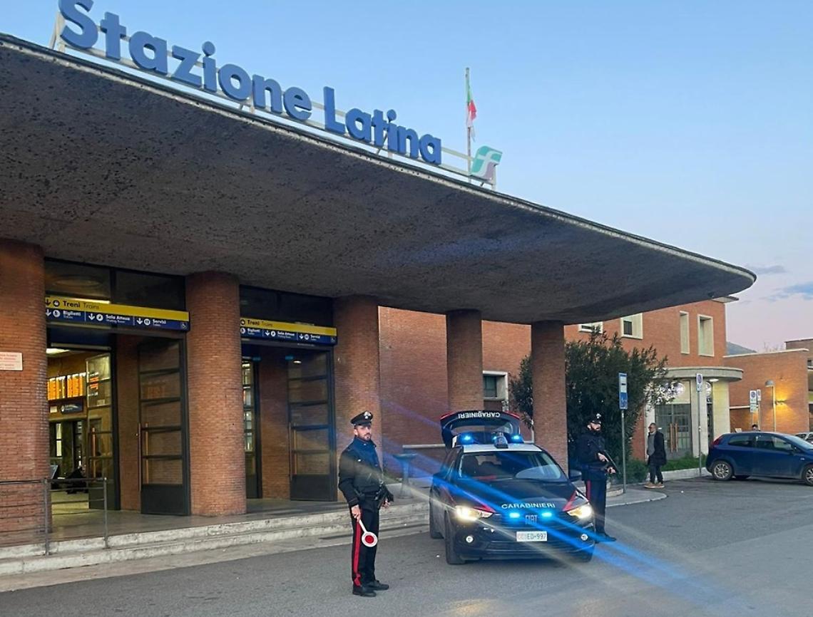 Rapina i pendolari sul treno prendendo zaini e cellulari, arrestato un 19enne 