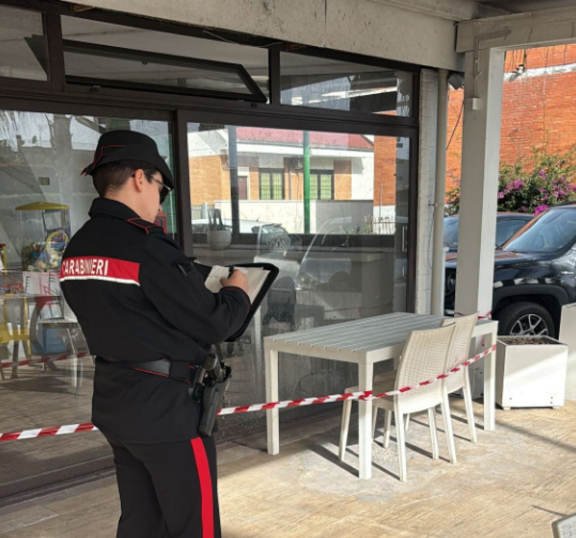 Tavolo in fiamme davanti a un bar di Terracina