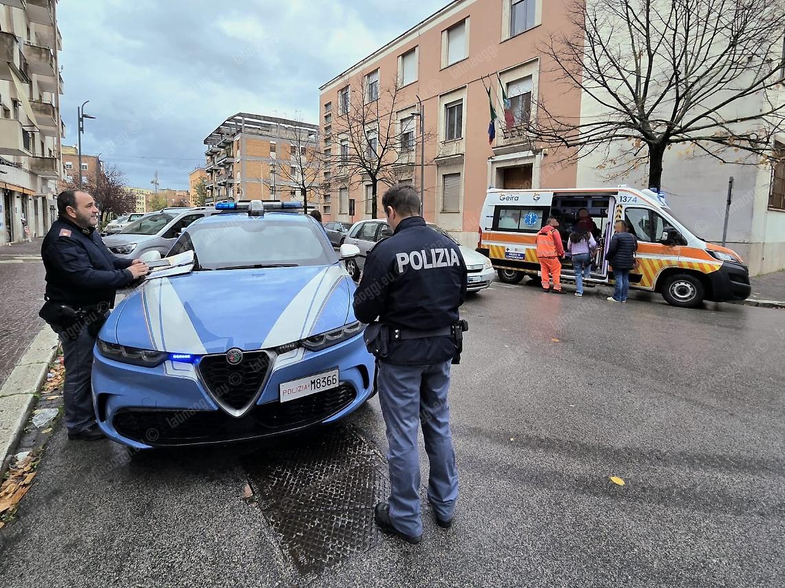 Donna trascinata a terra da due giovani, hanno cercato di rubarle la borsa