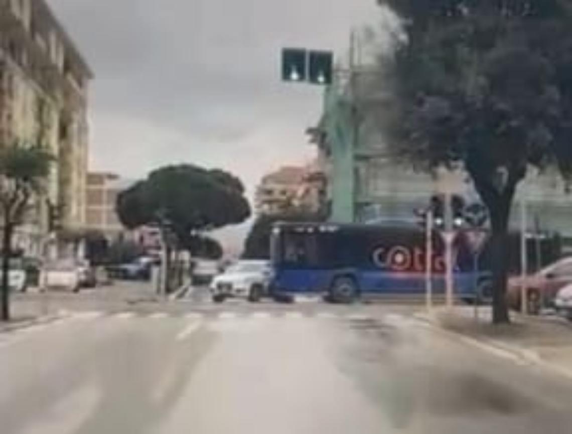 Incidente tra bus e auto in centro, due feriti ad Aprilia