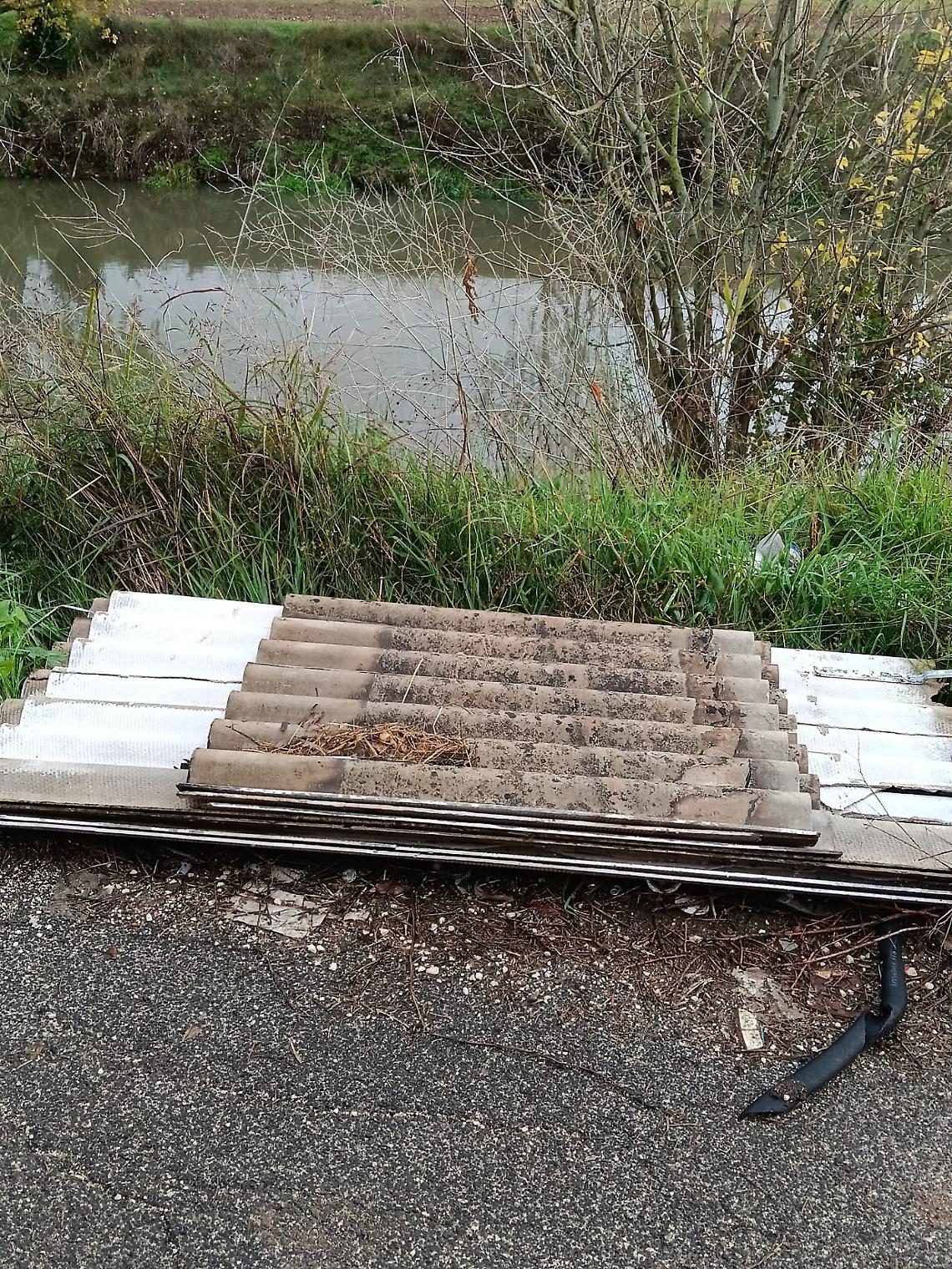Eternit abbandonato a un passo dal fiume
