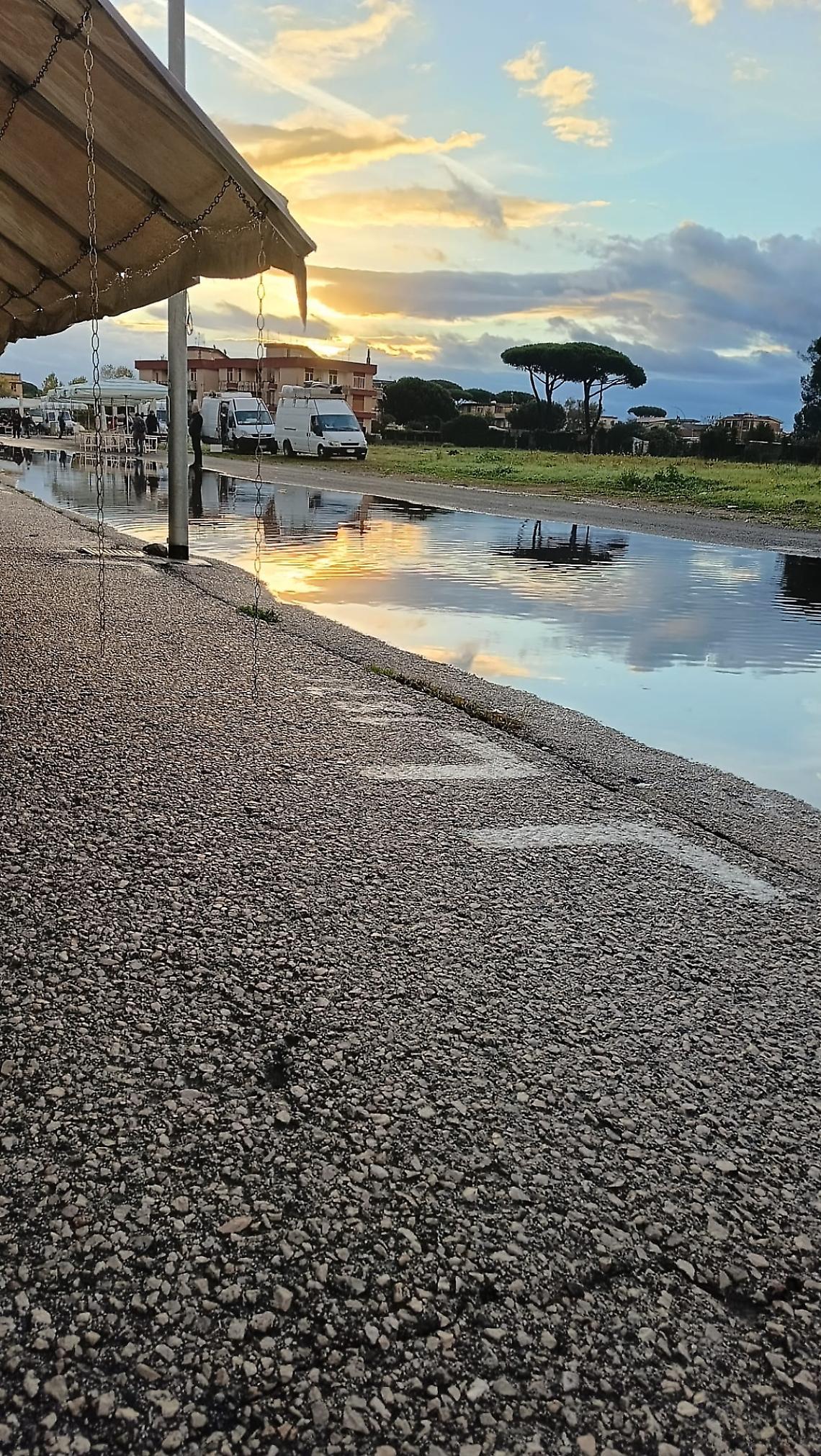 Mercato settimanale sott’acqua, le proteste di cittadini e operatori