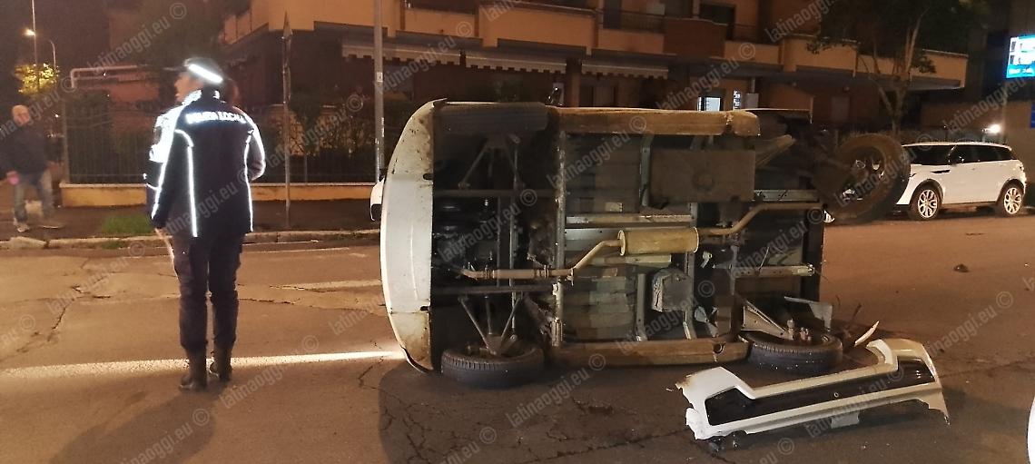 Incidente in centro, scontro tra microcar e una Ford Fiesta