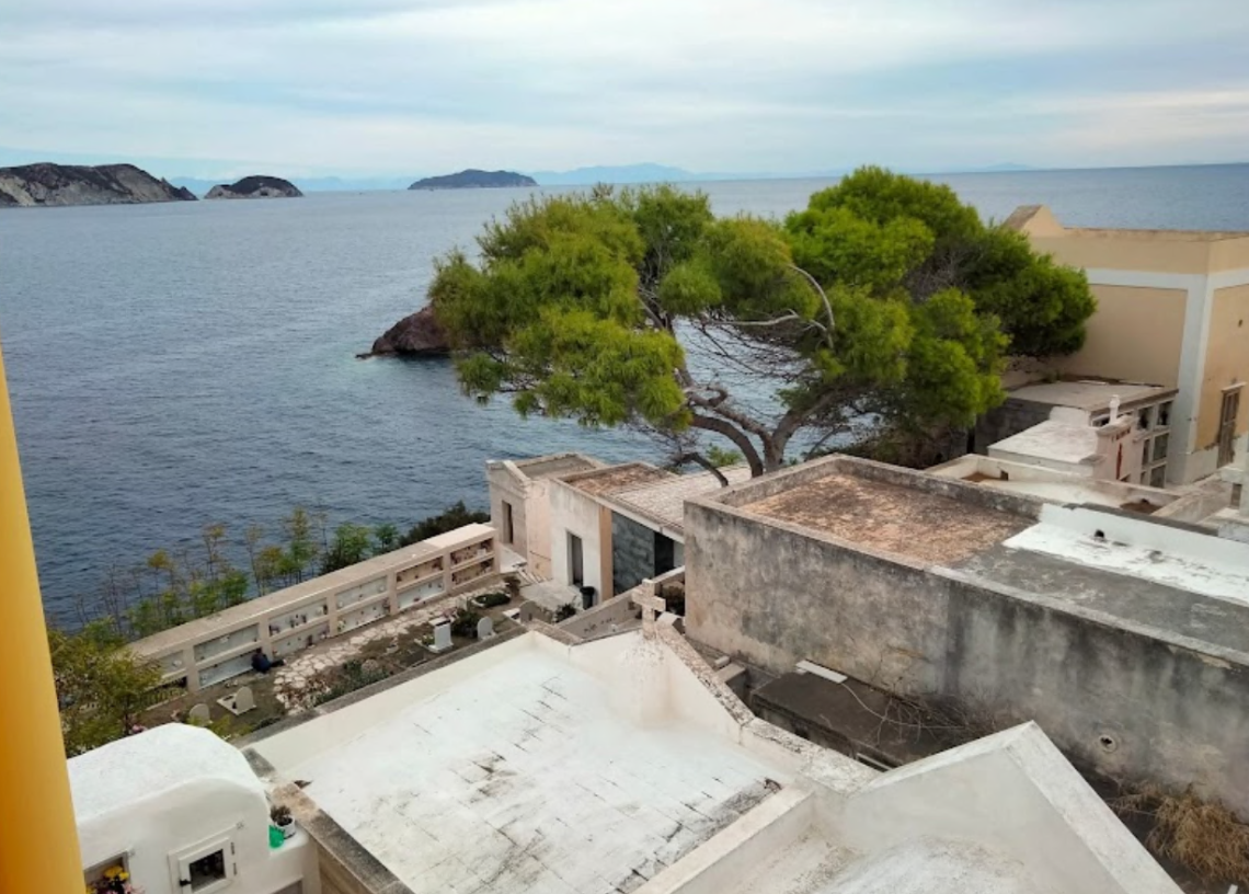 Ponza, cimitero saturo: scatta l’estumulazione per fare spazio alle nuove sepolture