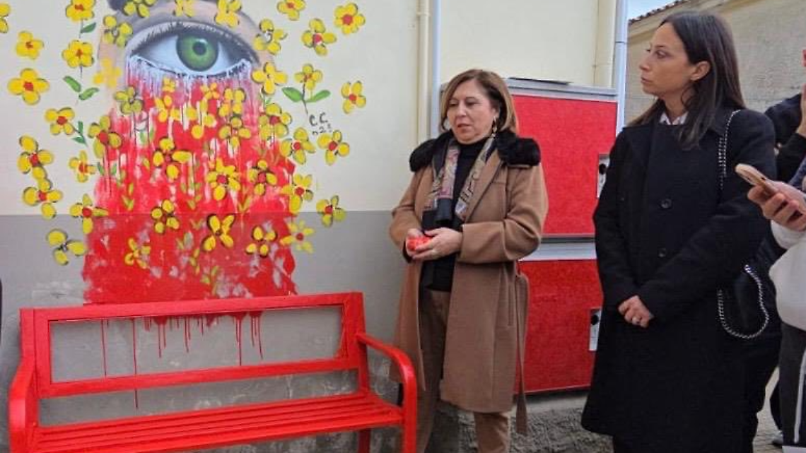 Formia, panchina rossa e Comune illuminato contro la violenza