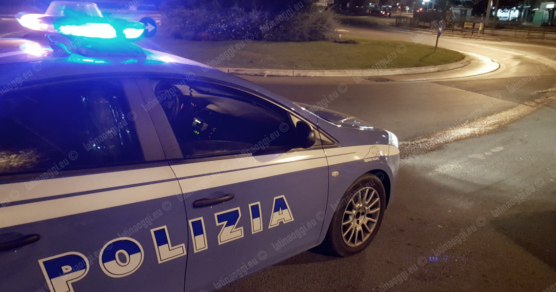 E' a casa con i figli e i ladri entrano: poi si lanciano dal balcone