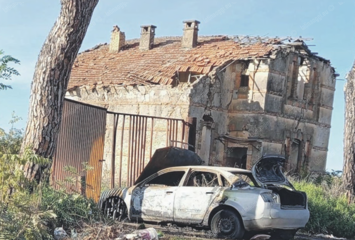 Danno fuoco a un'auto e poi l'abbandonano