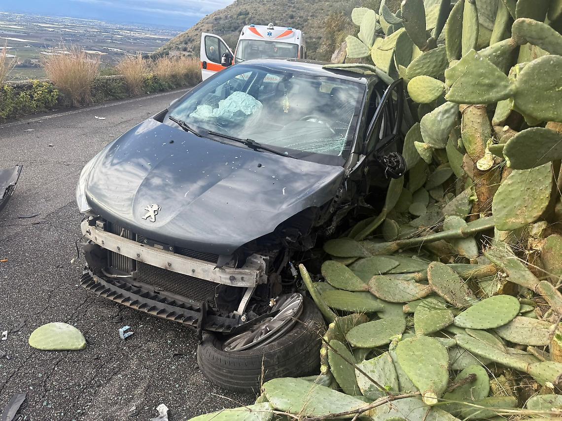 Scontro tra due auto sulla provinciale per norma, strada chiusa e due feriti gravi