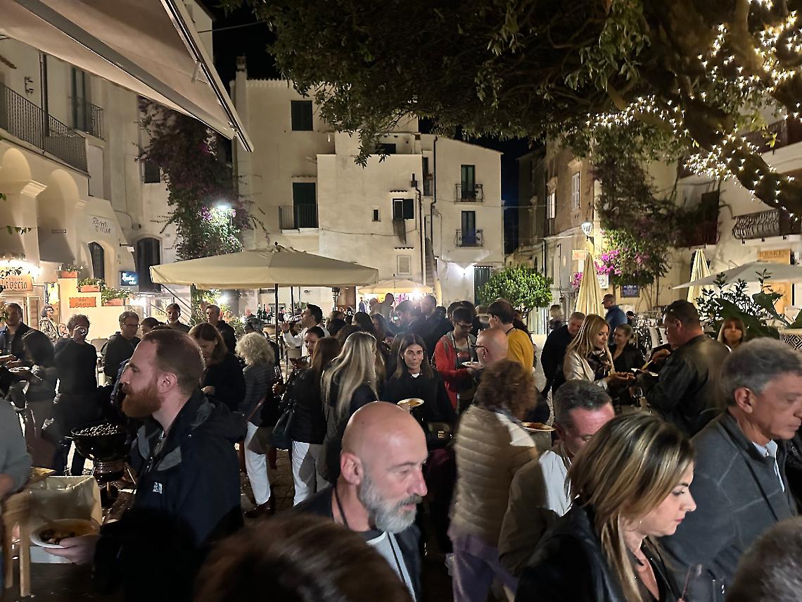 “Autunno in Rosso” accende il centro storico di Sperlonga tra vino, cucina e musica