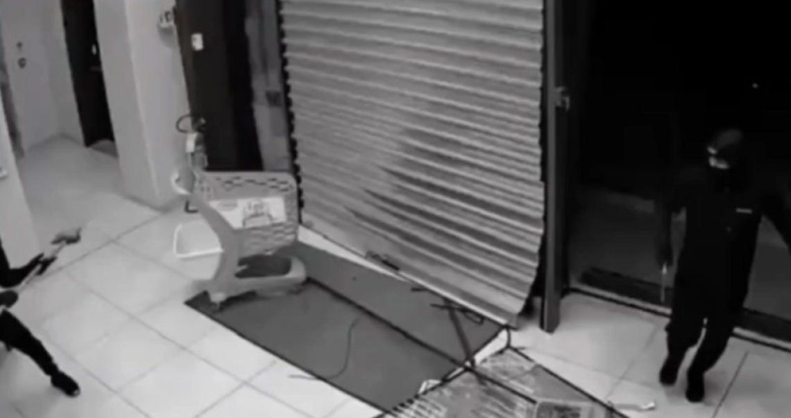 Cercano si svaligiare una villetta ma arriva la polizia, furto sventato