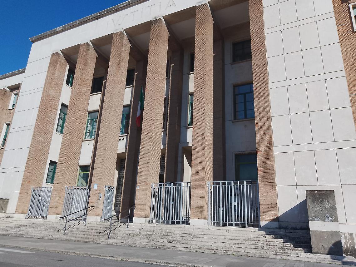 Rapine in piazza, pene  severe dal gup