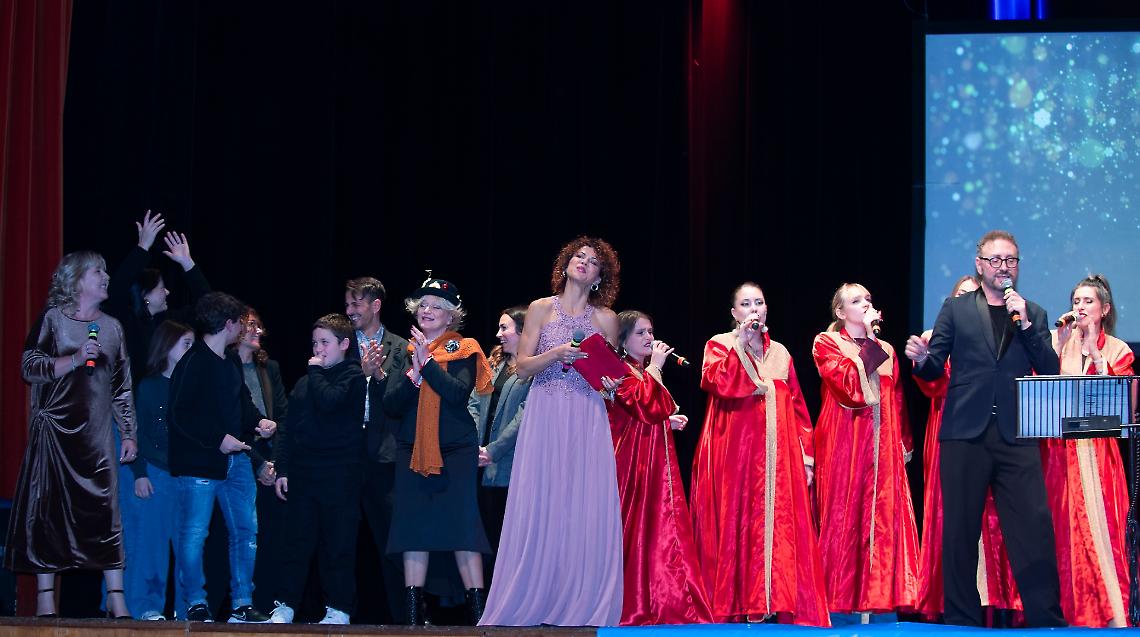 Teatro pieno e grande successo per il concerto di Natale per Unicef “NO WAR”