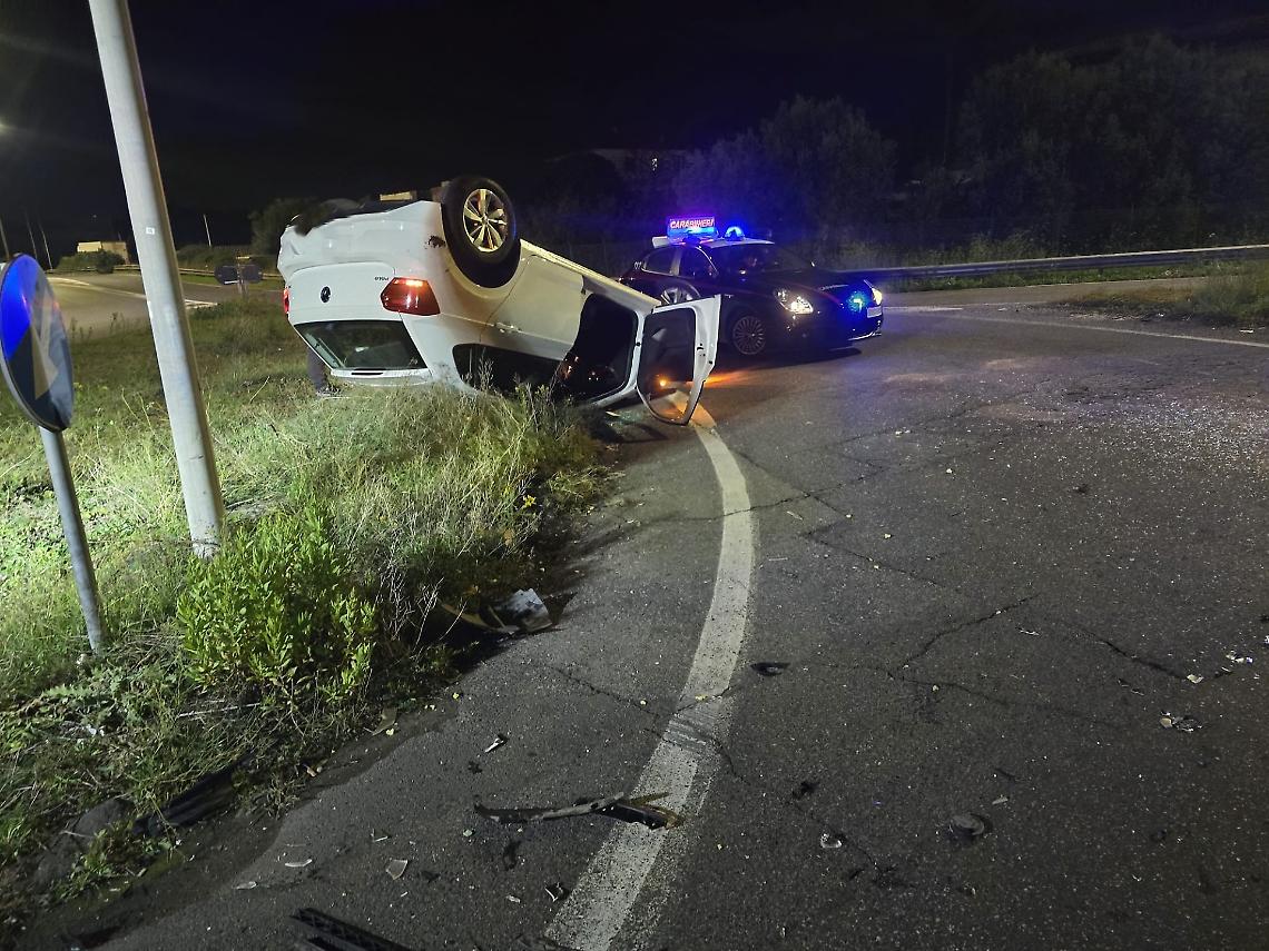 Auto si ribalta sullo svincolo della Pontina