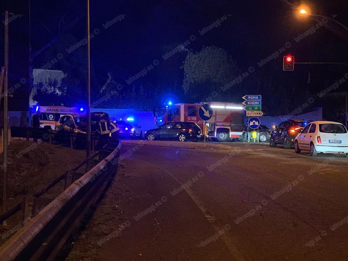 Scontro sull'Appia, due persone finiscono in ospedale