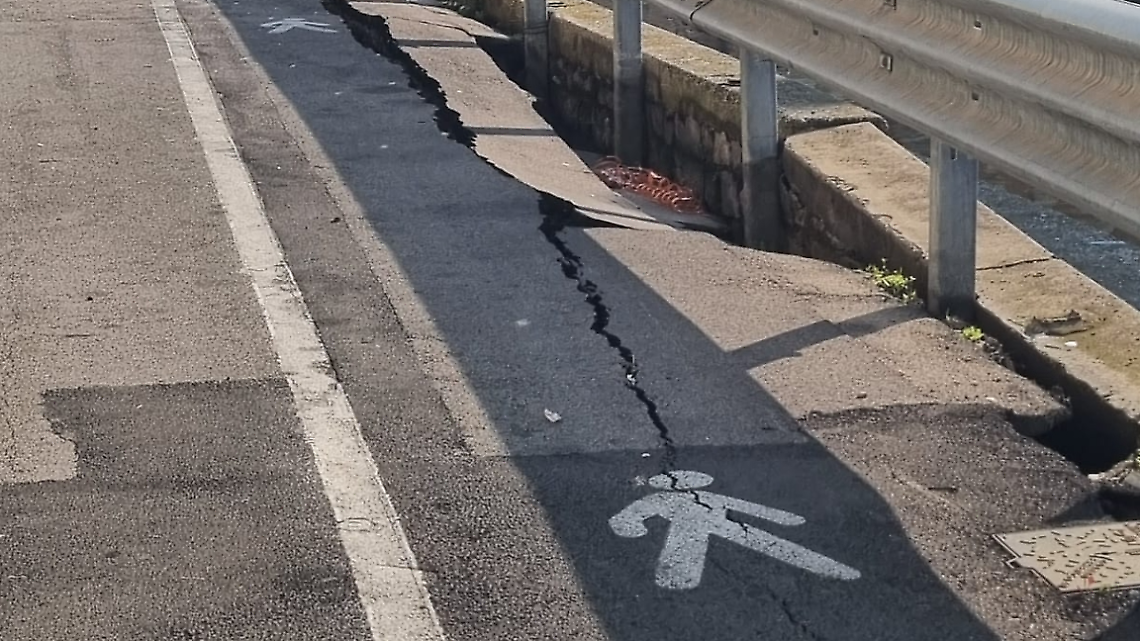 Si allargano le crepe sul Lungolinea Pio VI, l'argine è a rischio crollo