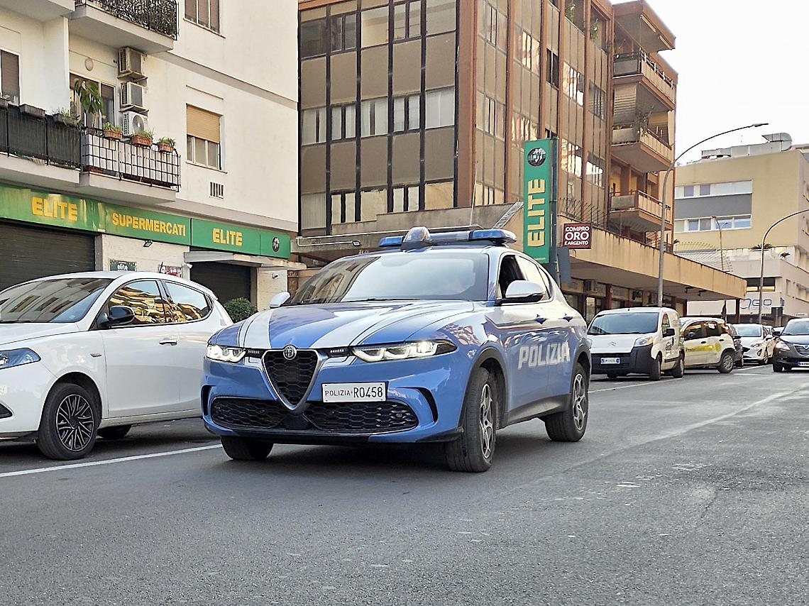 Litiga con una donna per la fila al postamat, sessantenne picchiato dal fidanzato
