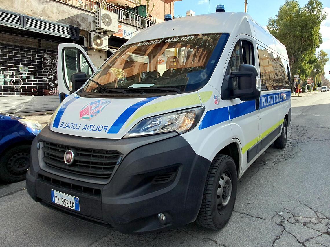 Alla guida senza patente si spaccia per il fratello: denunciato dalla Polizia Locale