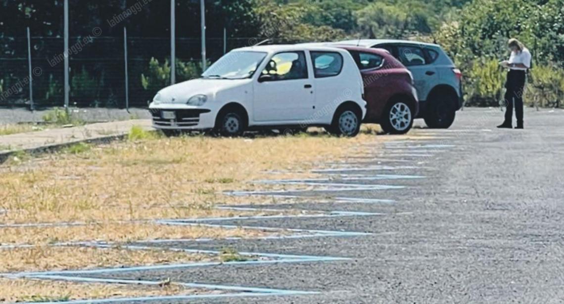 Parcheggio di Campoleone: le strisce blu ci sono, l'illuminazione no