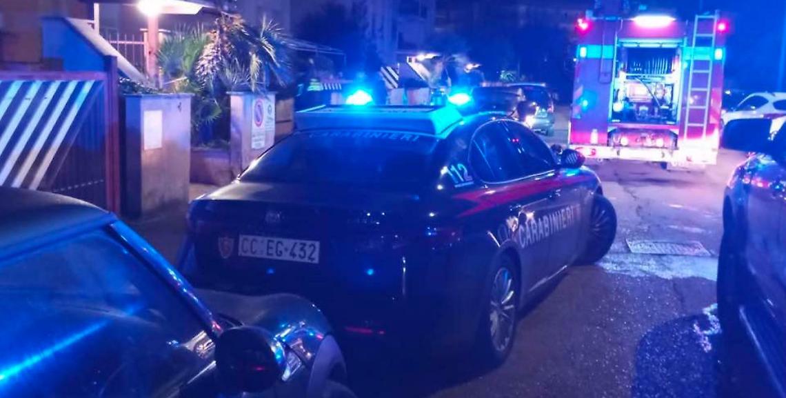 Incendio nel parcheggio di un condominio a Terracina: danneggiate due auto