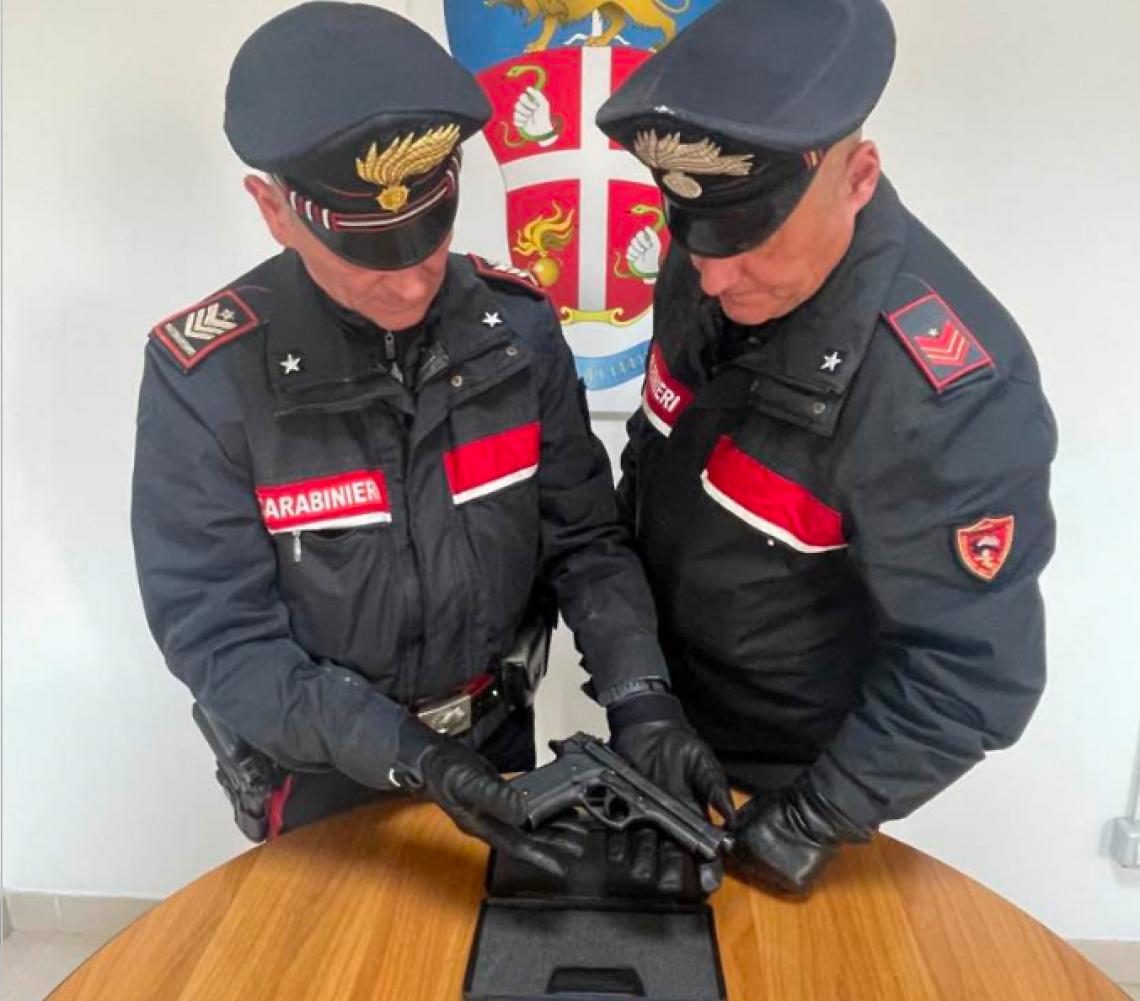 Pistola scacciacani senza tappo rosso sotto il sedile: denunciato 34enne a Terracina