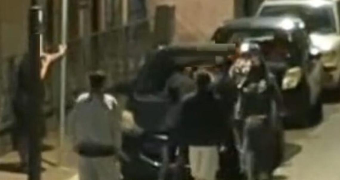 Chiede a tre giovani di abbassare la voce, 22enne aggredita sotto casa