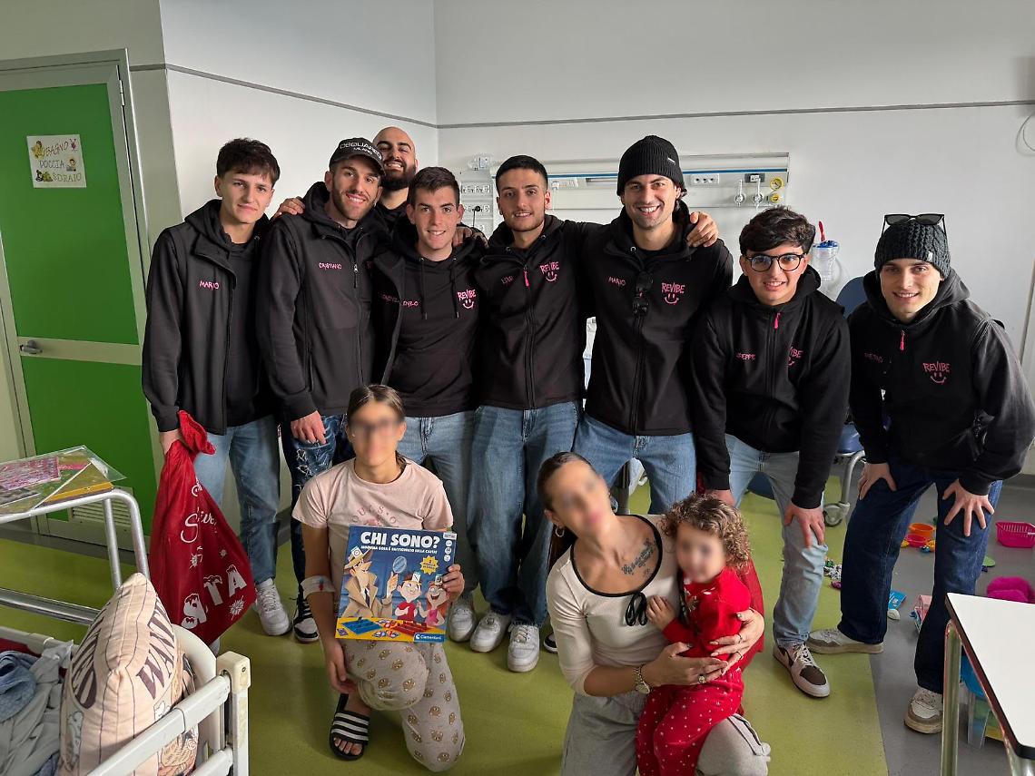 I ragazzi di ReVibe portano doni ai bambini ricoverati all'ospedale Goretti