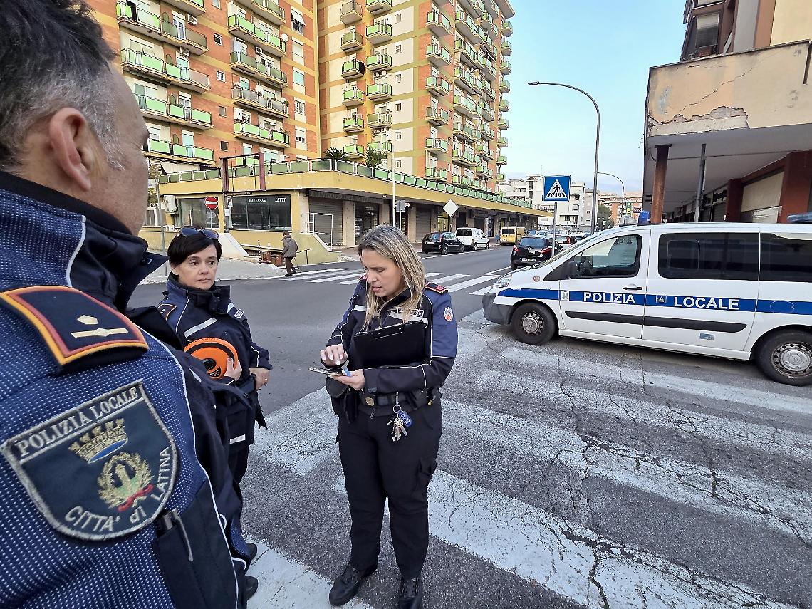 Investe un'anziana, scende per spostarla e scappa: trovato grazie a due testimoni 