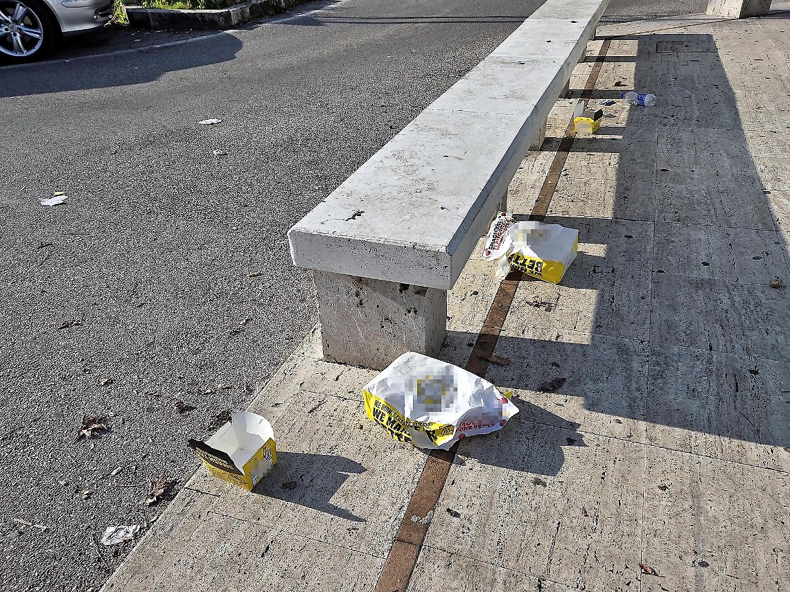 Dopo la movida in centro restano i rifiuti lasciati dagli incivili