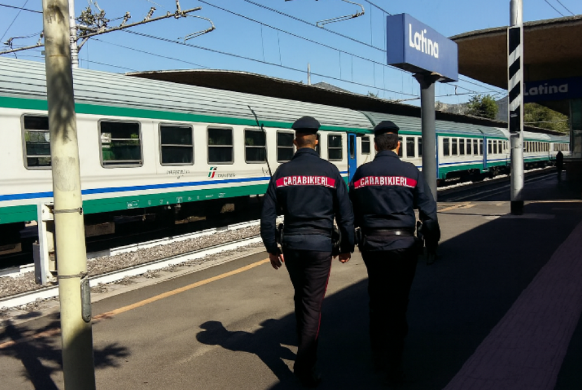 Latina Scalo, rubano la borsa a una barista e tentano di usare il bancomat: due denunciati