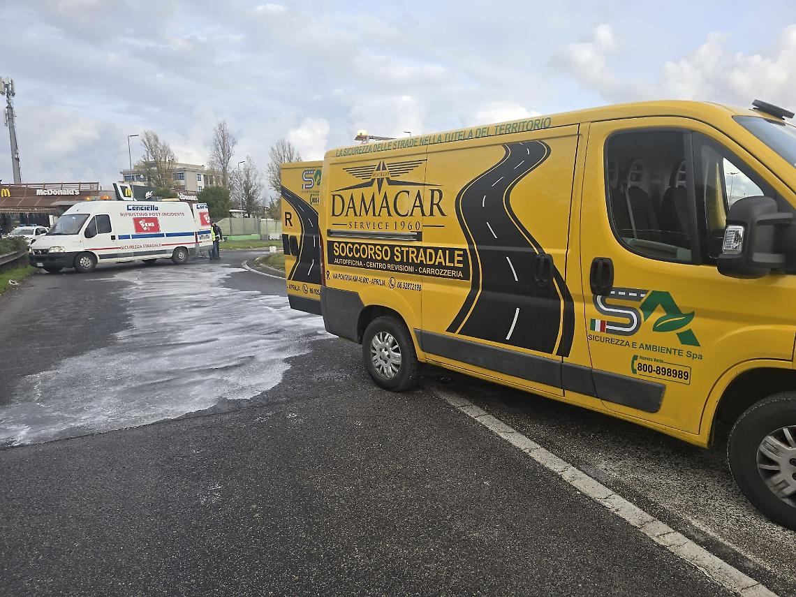 Perdita d'olio in strada ad Aprilia, traffico in tilt tra la Pontina e via Mascagni