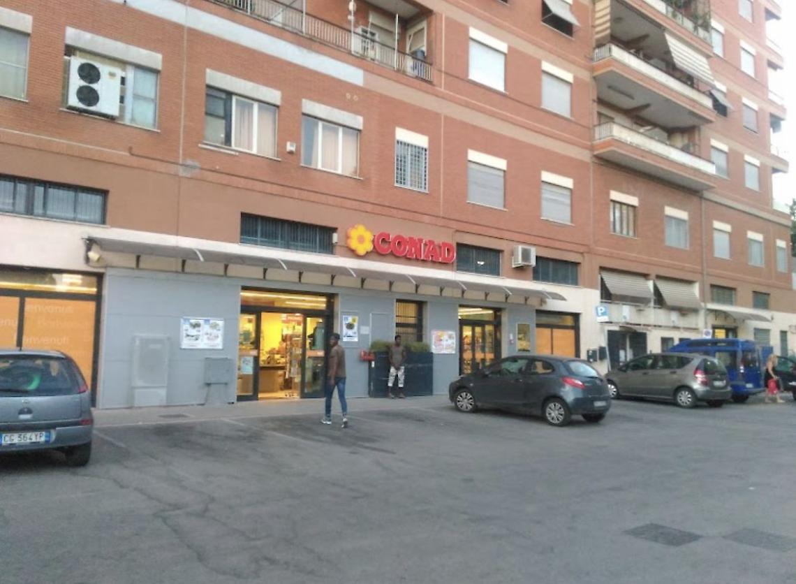 Armati di pistola rapinano il Conad di via dei Mille ad Aprilia: fuggono con 3mila euro