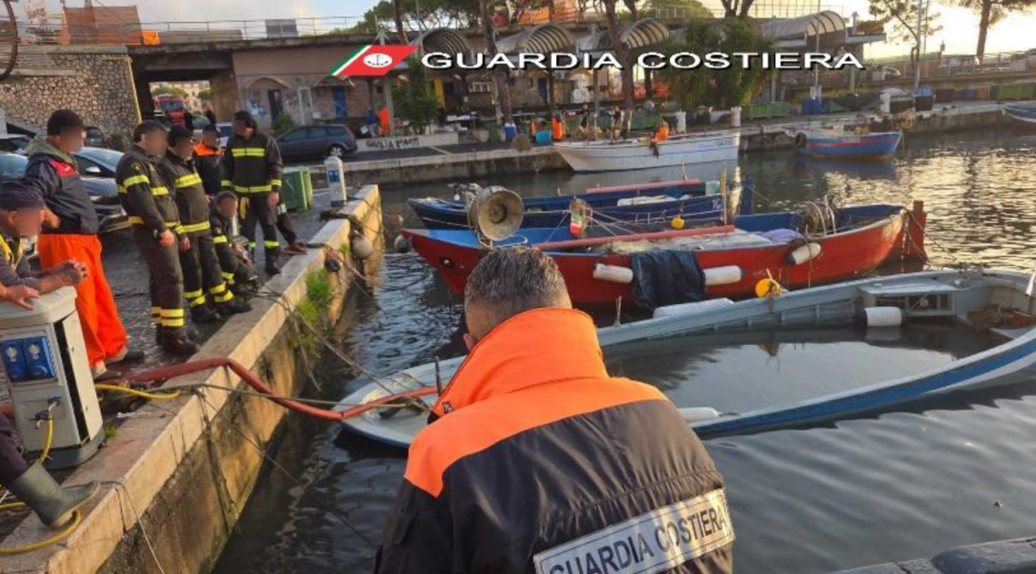 Formia, affonda barca di 7 metri nella darsena del porto: intervento della Guardia Costiera